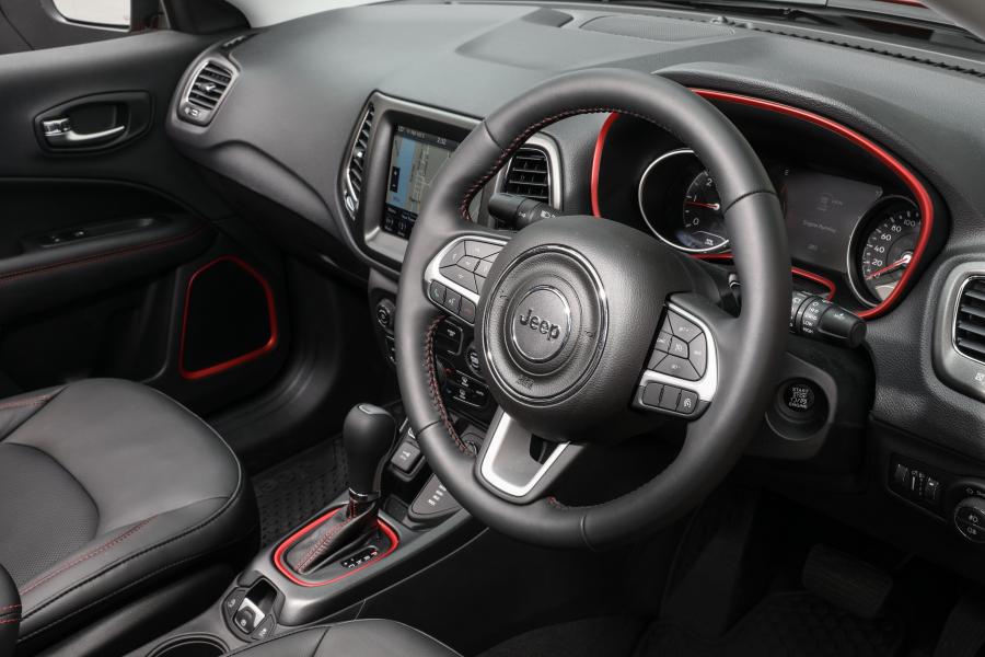 Интерьер Jeep Compass Trailhawk (MP) 2017 года  (AU) (фото 16 из 46)